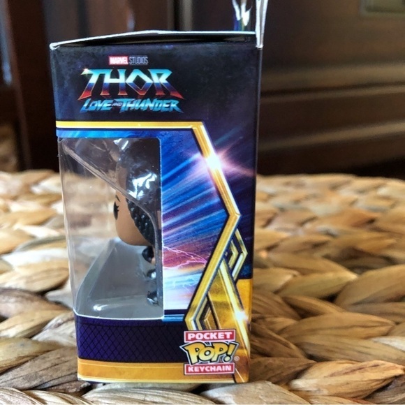 Funko Pop Marvel: Thor Love & Thunder, Valkyrie pocket keychain - Picture 2 of 4